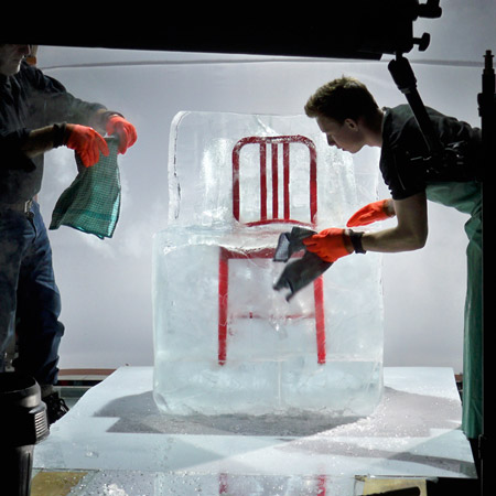 dzn_sq_the-ice-was-cut-away-slowly-to-expose-the-new-chair