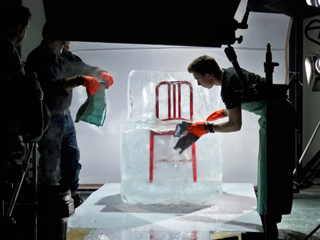 dzn_the-ice-was-cut-away-slowly-to-expose-the-new-chair