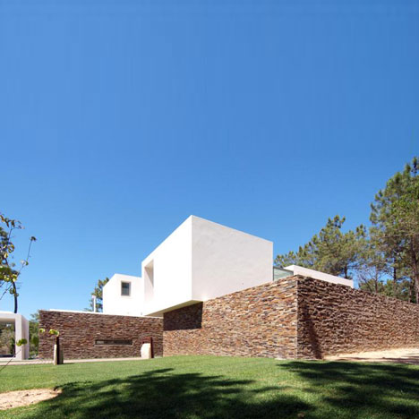 House in Meco by Jorge Mealha Arquitecto House in Meco by Jorge Mealha Arquitecto