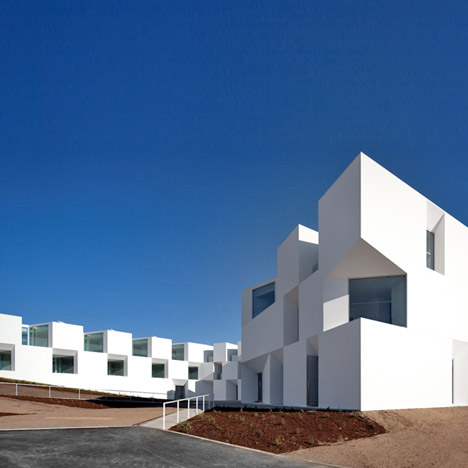 House for elderly people by Aires Mateus Arquitectos House for elderly people by Aires Mateus Arquitectos