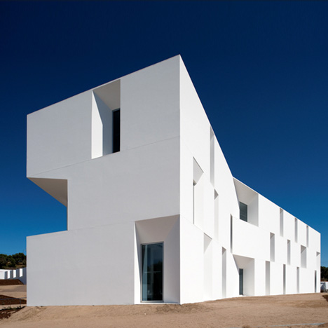 House for elderly people by Aires Mateus Arquitectos House for elderly people by Aires Mateus Arquitectos