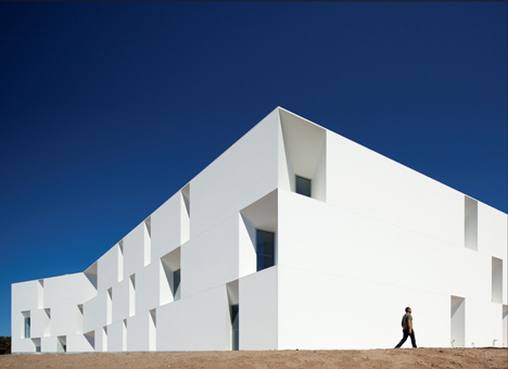 House for elderly people by Aires Mateus Arquitectos House for elderly people by Aires Mateus Arquitectos