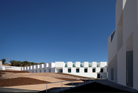 House for elderly people by Aires Mateus Arquitectos House for elderly people by Aires Mateus Arquitectos