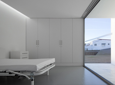 House for elderly people by Aires Mateus Arquitectos House for elderly people by Aires Mateus Arquitectos