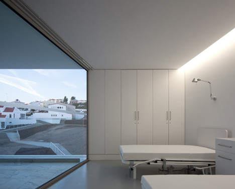 House for elderly people by Aires Mateus Arquitectos House for elderly people by Aires Mateus Arquitectos