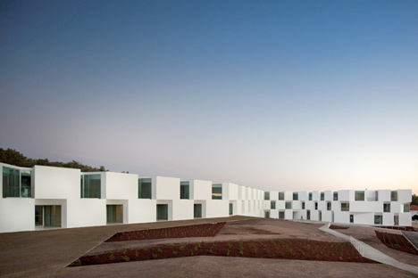 House for elderly people by Aires Mateus Arquitectos House for elderly people by Aires Mateus Arquitectos