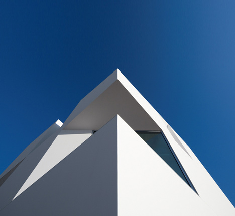 House for elderly people by Aires Mateus Arquitectos House for elderly people by Aires Mateus Arquitectos