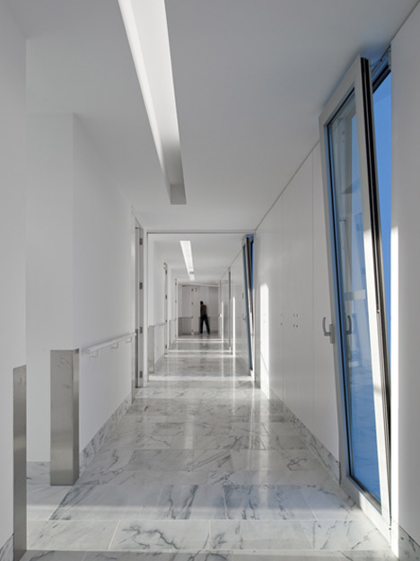 House for elderly people by Aires Mateus Arquitectos House for elderly people by Aires Mateus Arquitectos