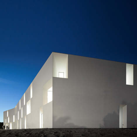 House for elderly people by Aires Mateus Arquitectos House for elderly people by Aires Mateus Arquitectos