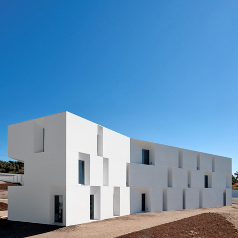 House for elderly people by Aires Mateus Arquitectos House for elderly people by Aires Mateus Arquitectos