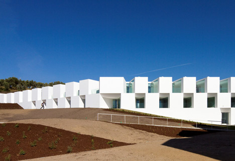 House for elderly people by Aires Mateus Arquitectos House for elderly people by Aires Mateus Arquitectos