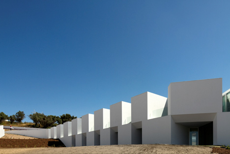 House for elderly people by Aires Mateus Arquitectos House for elderly people by Aires Mateus Arquitectos