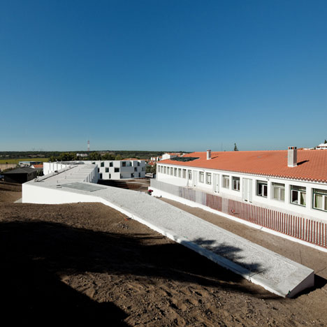 House for elderly people by Aires Mateus Arquitectos House for elderly people by Aires Mateus Arquitectos
