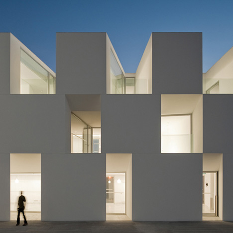 House for elderly people by Aires Mateus Arquitectos House for elderly people by Aires Mateus Arquitectos