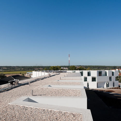 House for elderly people by Aires Mateus Arquitectos House for elderly people by Aires Mateus Arquitectos