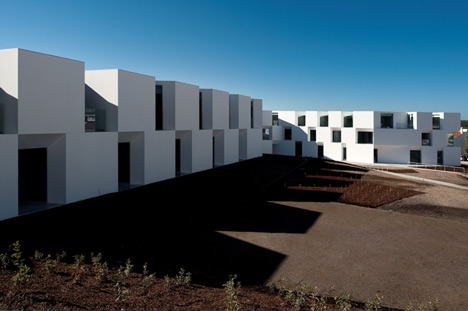 House for elderly people by Aires Mateus Arquitectos House for elderly people by Aires Mateus Arquitectos